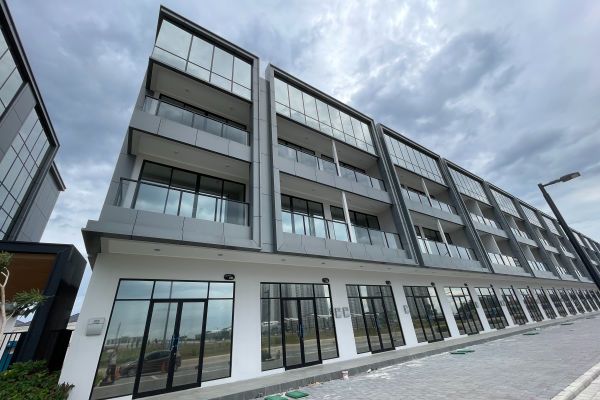 Kantor modern dengan tiga lantai dengan halaman yang luas