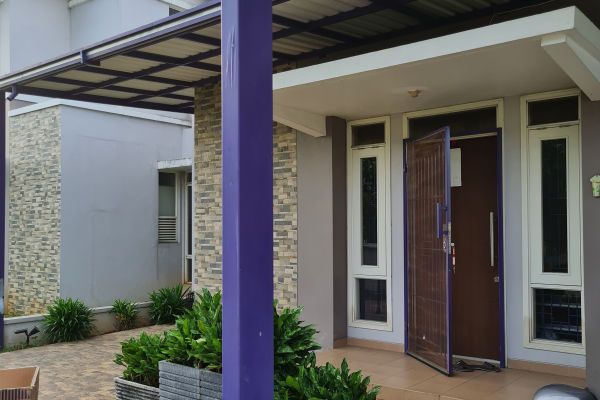 Rumah simple dan minimalis dengan garasi yang cukup luas