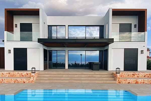 Rumah modern yang menawan dengan kolam renang yang cukup luas